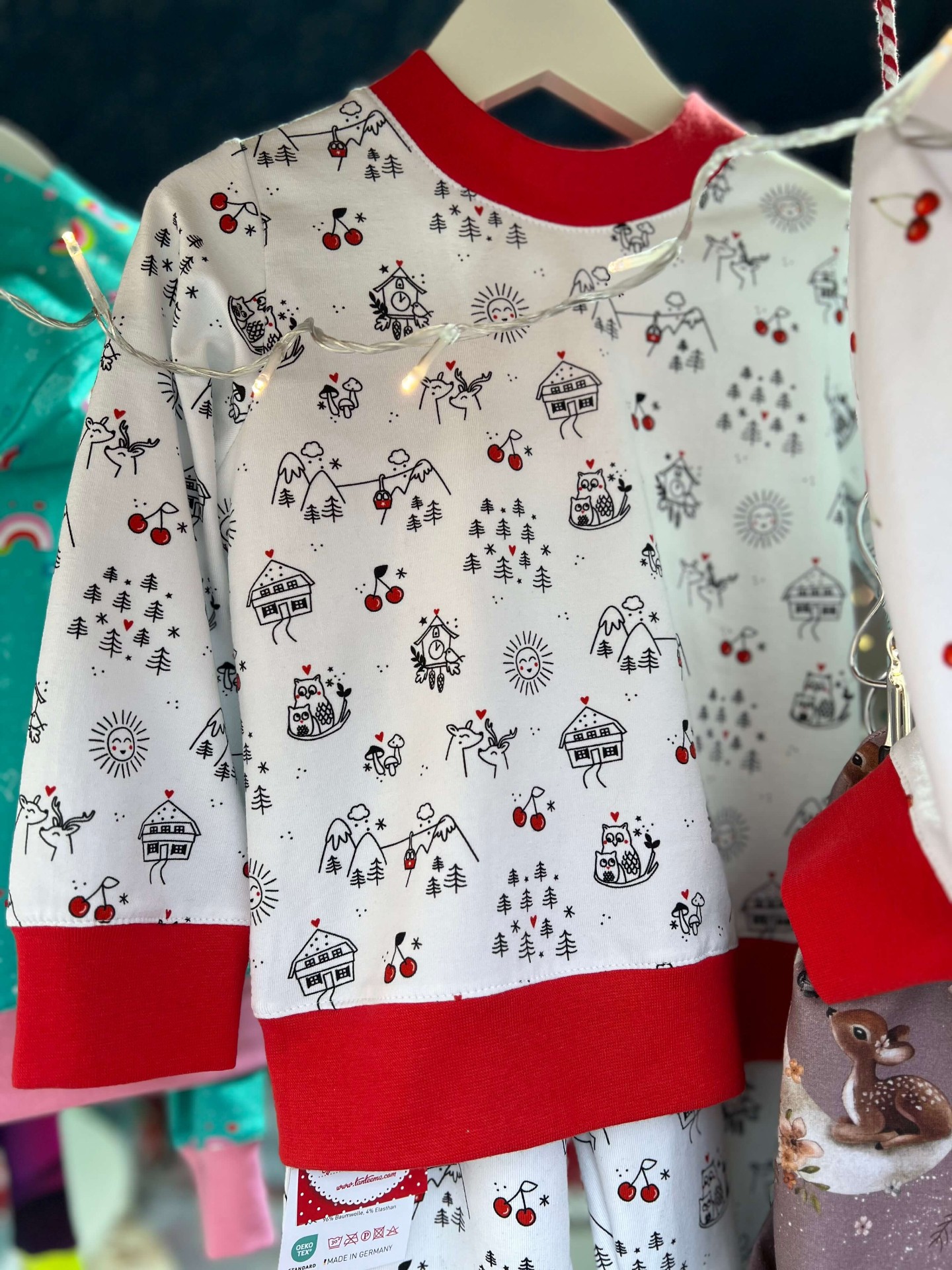 Schwarzwald-Print Pyjama mit roten Bündchen