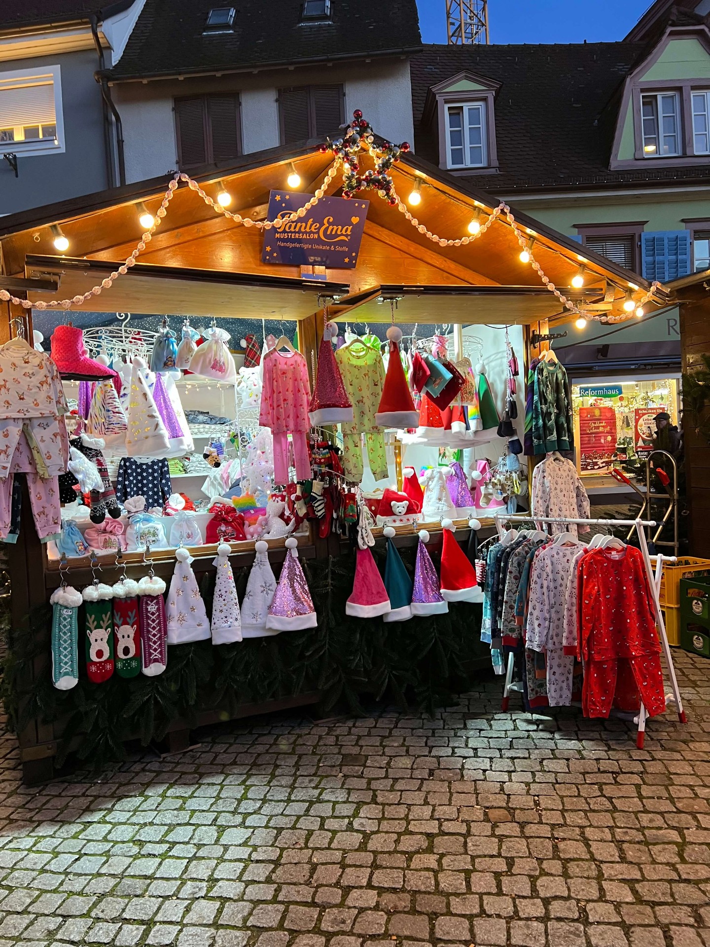 Tante Ema Stand am Abend mit Lichterketten