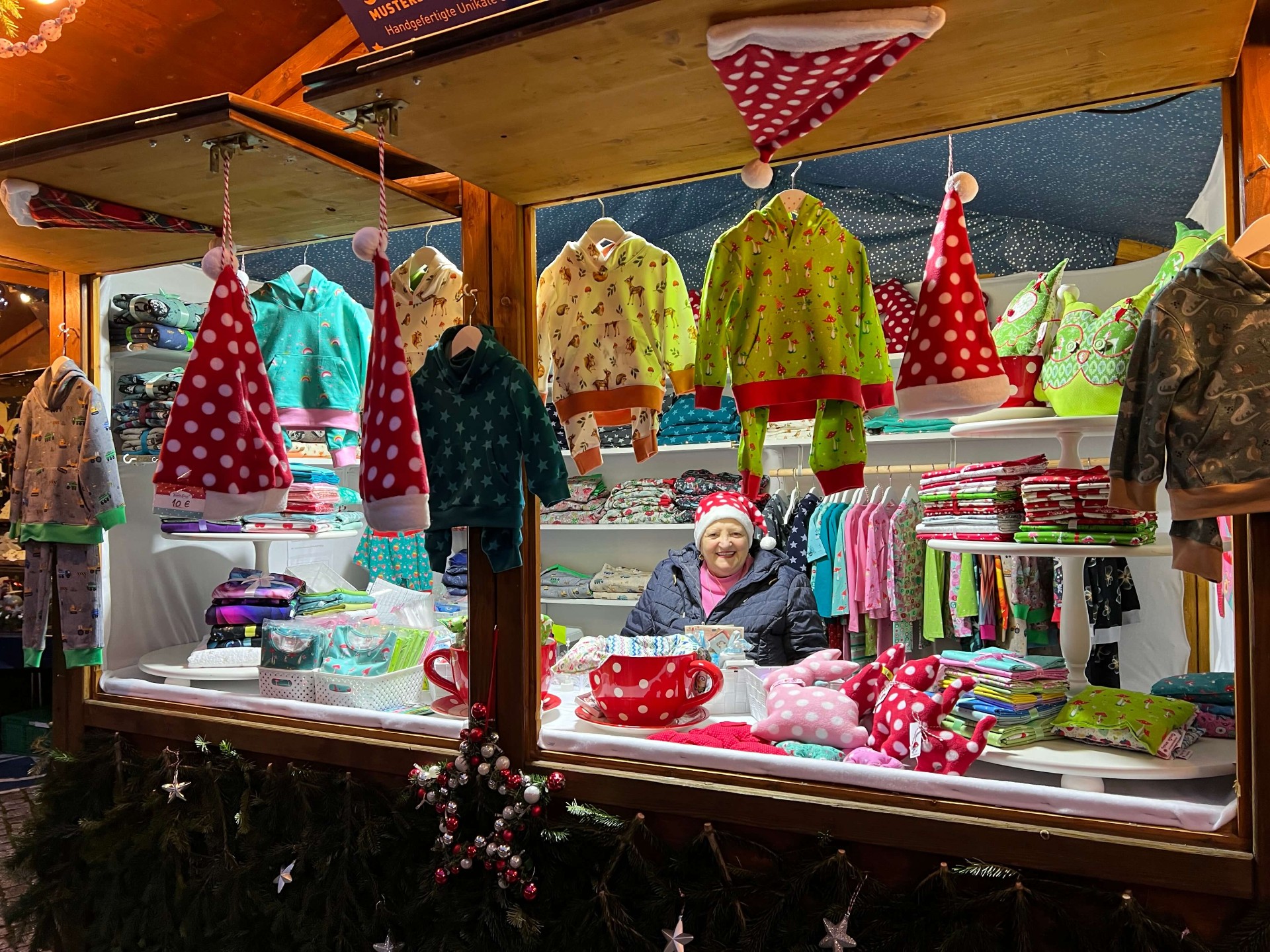 Stand mit Hoodies und Stoffen