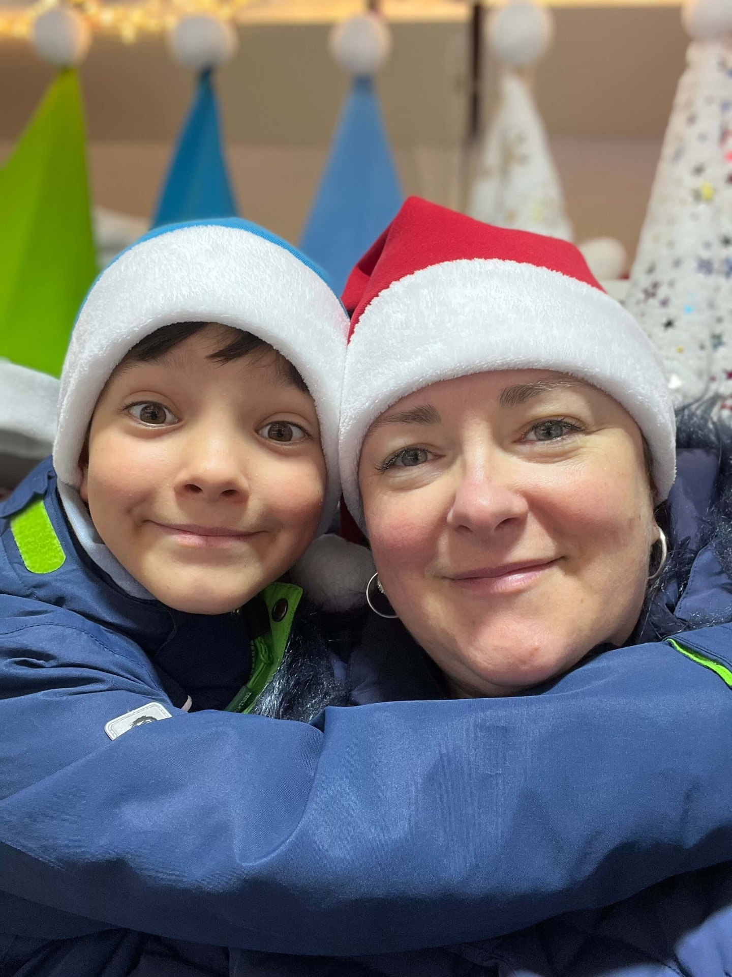 Mutter und Sohn mit Weihnachtsmützen
