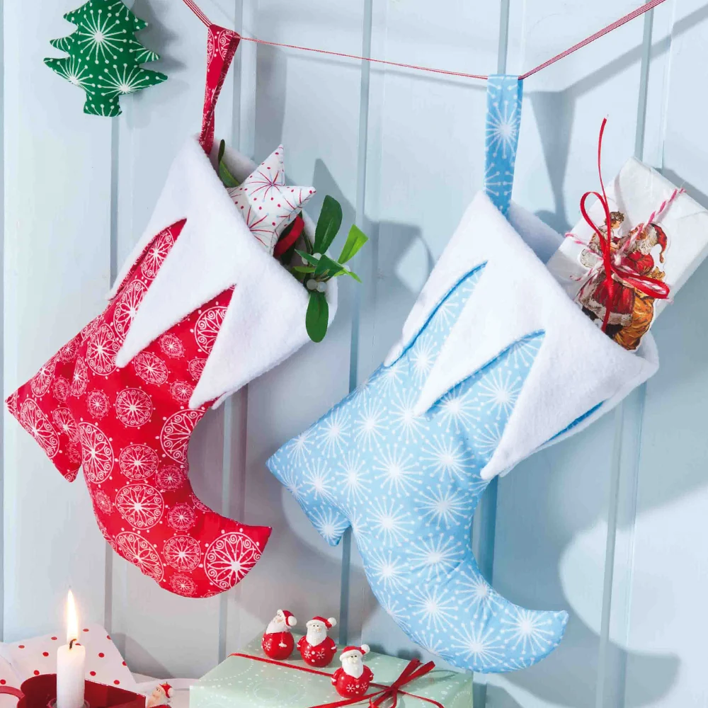 Zwei selbstgenähte Nikolausstiefel in Rot und Hellblau an einer Tür