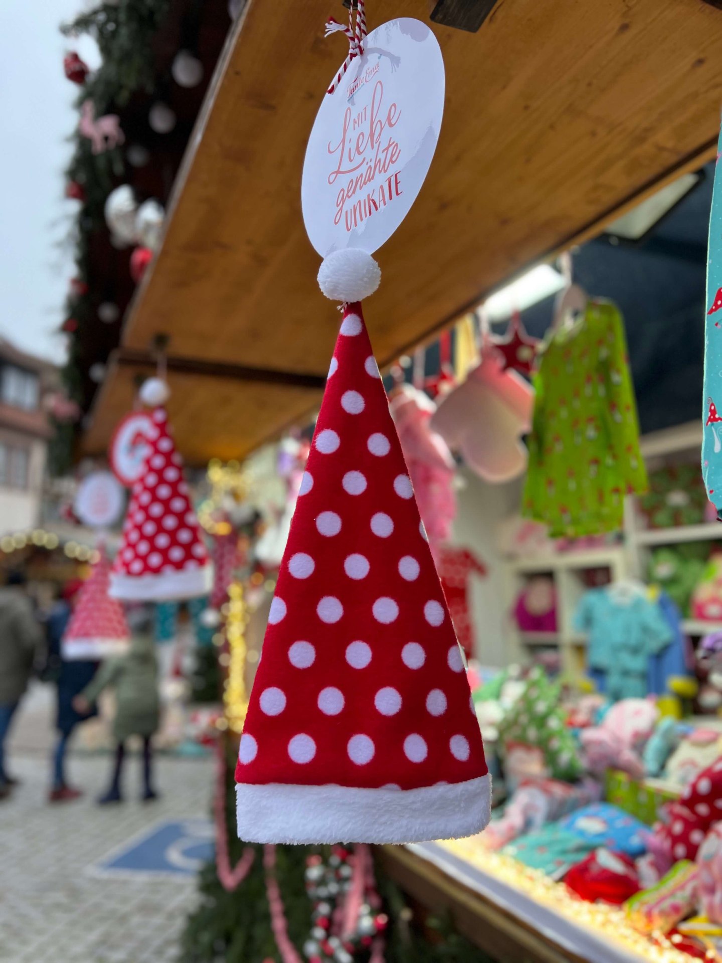 Weihnachtsmütze mit Punkten und Mit-Liebe-genähte-Unikate-Etikett
