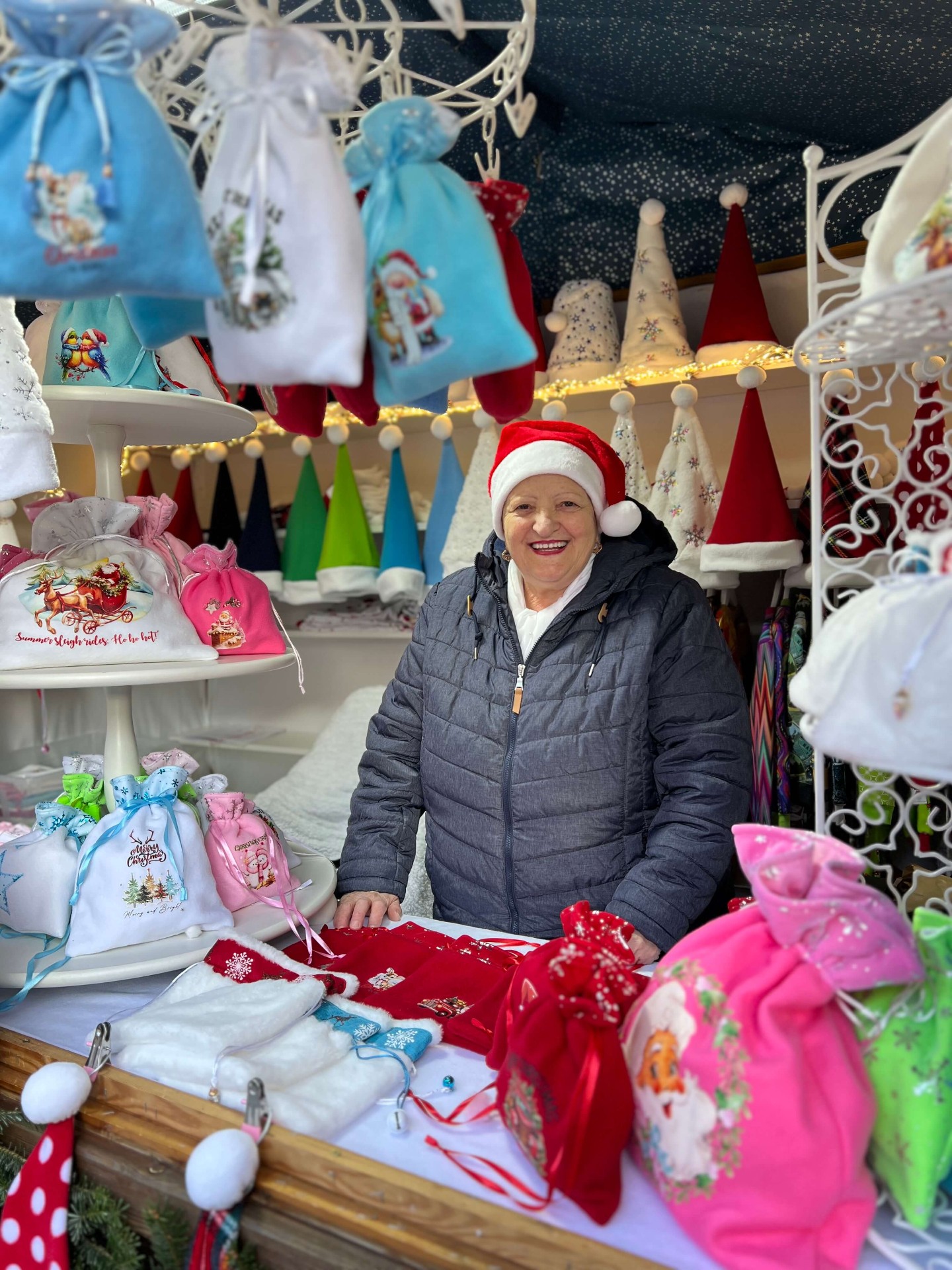 Emanuela mit Geschenksäckchen am Stand